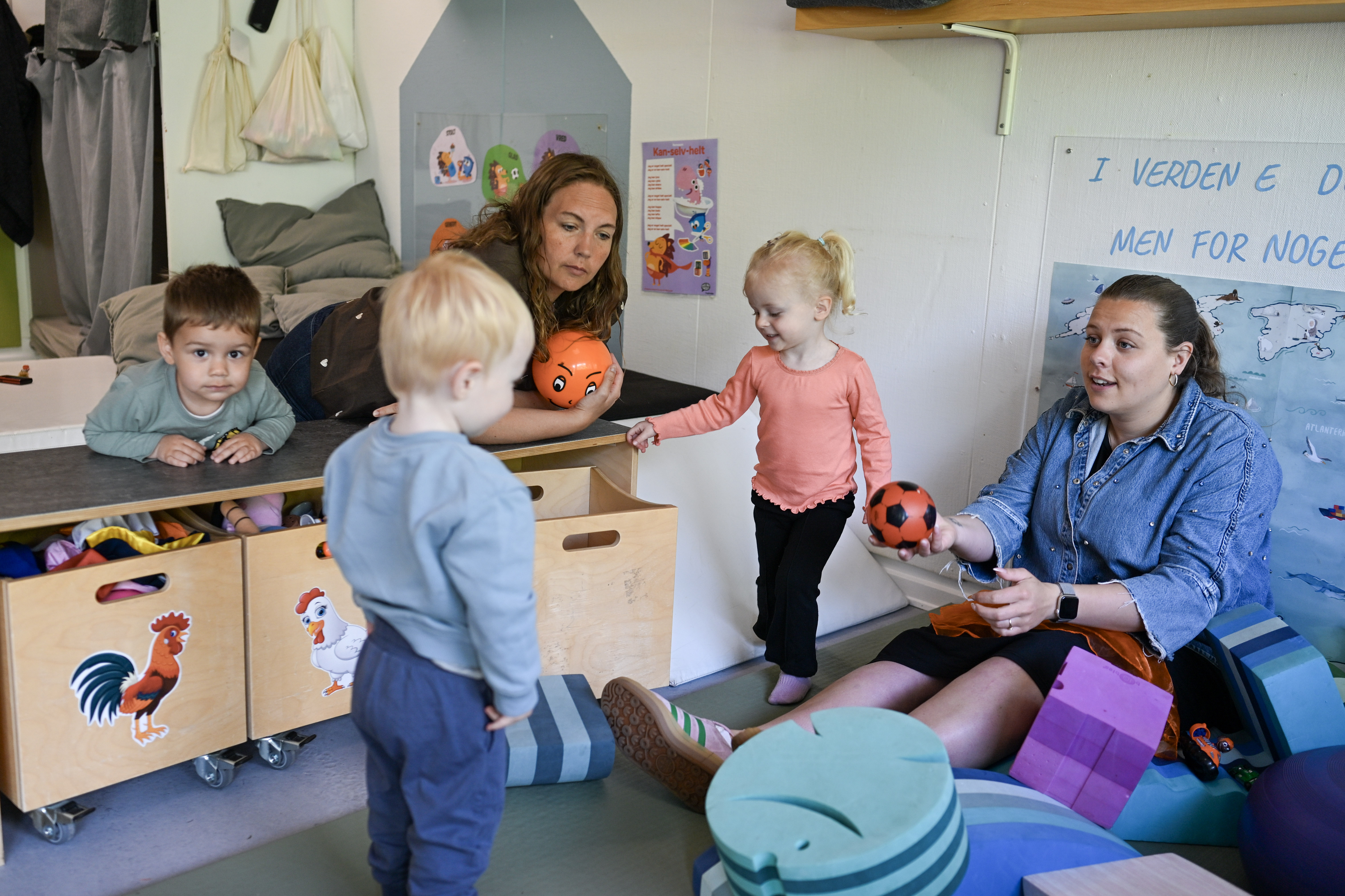 Voksne og børn leger med bolde