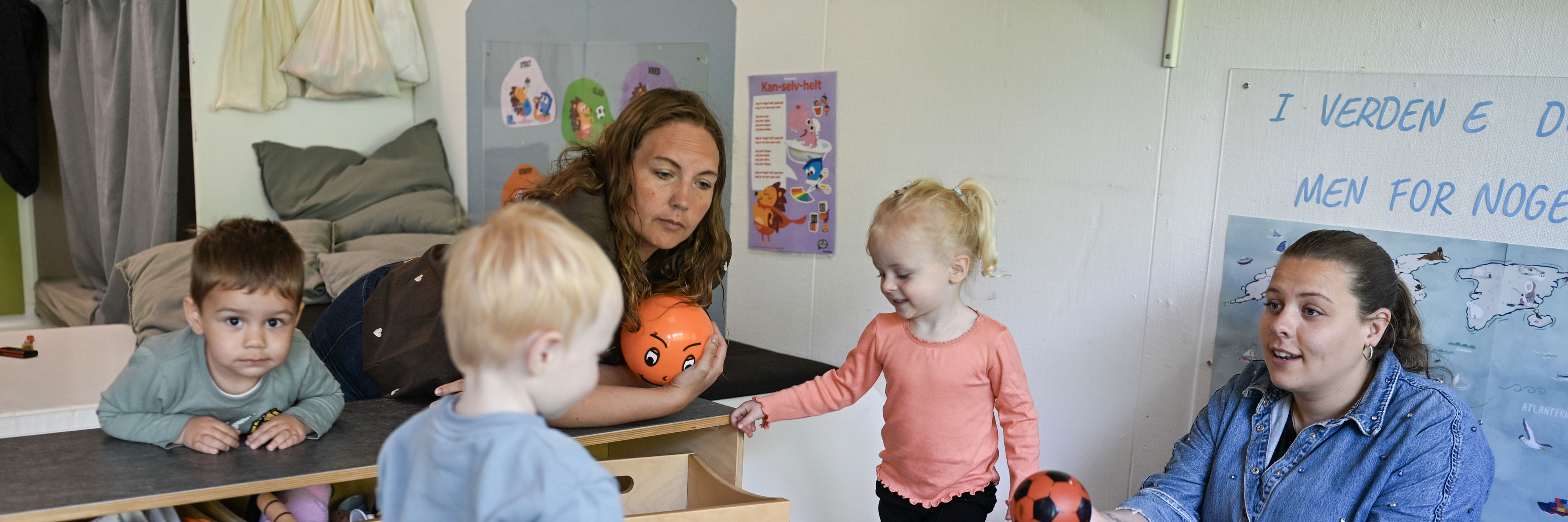 Voksne og børn leger med bolde