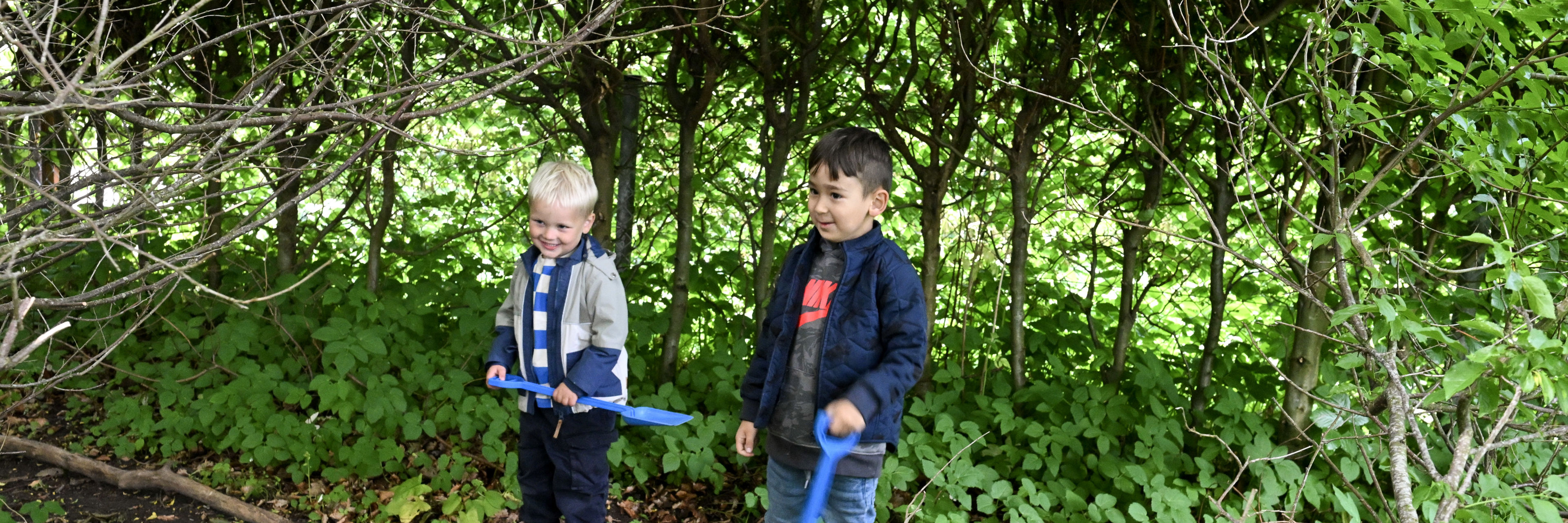 To drenge med skovle udenfor